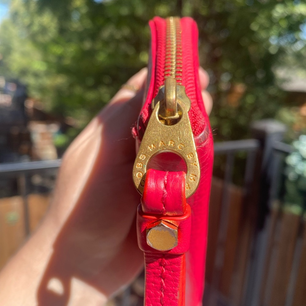 Marc By Marc Jacobs Red Leather Wristlet with Gold Plaque - Picture 4 of 10
